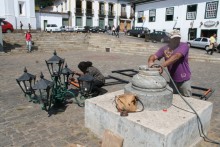 Luminária da Praça da Sé é recolocada após reforma