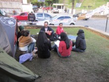 Manifestações em Ouro Preto continuam com acampamento na porta da Prefeitura