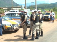 Manifestantes interditam MG-129 em Antônio Pereira