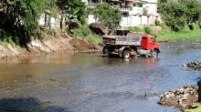 Mariana realiza limpeza no Ribeirão do Carmo