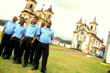 Monitores de turismo recebem leva de uniformes