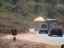 Montes de terra deixam motoristas em perigo