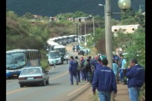 Moradores de Antônio Pereira interditam, novamente, a MG-129