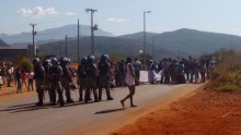Moradores de Antônio Pereira promovem mais uma manifestação esperando atitude do executivo
