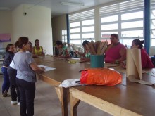 Moradores de distritos fazem curso de corte e costura