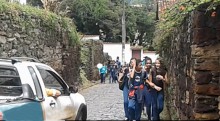 Moradores pedem sinalização em Rua de Ouro Preto para segurança de pedestres e motoristas