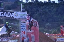 Motocross: arquibancadas cheias e alto nível na pista