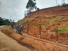 Muro de concreto é construído na Alameda dos Inconfidentes