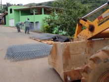 Muro de gabião é construído na Rua do Ouro, no bairro Morro Santana
