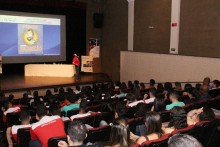 Palestra com o professor Pachecão reúne dezenas de jovens no SESI Mariana