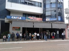 Policiais mantêm plantão na porta da Caixa devido à denúncia de assalto