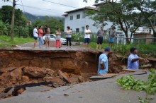 Ponte destruída pela chuva reconstruída