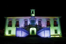 Prédio da Câmara de Mariana tem iluminação de Natal