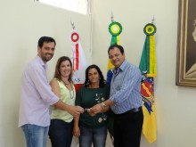 Prefeito Celso Cota entrega casa para moradora de Goiabeira