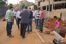 Prefeito de Ouro Preto visita obra emergencial com vereadores