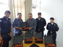 Prefeito entrega equipamento não letal a Guarda Municipal