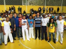 Prefeito joga capoeira e até arrisca movimentos