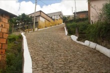 Prefeito José Leandro visita rua construída no Morro da Queimada durante sua administração