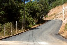 Prefeitura conclui asfalto na Rua Dom Veloso, em Santa Rita de Ouro Preto