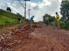 Prefeitura de Mariana notifica empresa por danos em vias públicas no Bairro Liberdade