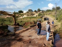 Prefeitura realiza desassoreamento do Córrego do Prata em Santo Antônio do Leite