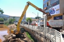 Prefeitura realiza desassoreamento do Rio Itabirito