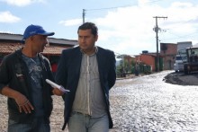 Presidente da Câmara de Ouro Preto acompanha chegada do asfalto ao bairro Santa Cruz