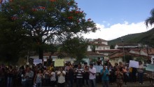 Professores protestam pelo pagamento do piso nacional durante reunião da Câmara