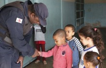 Ronda Escolar realiza visita tranquilizadora nas escolas municipais