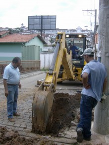 SAAE Mariana resolve problema na rede de esgoto da rua do Seminário