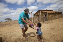 Sanderson Pereira une fotografia e ação social no Rally dos Sertões
