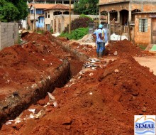 SEMAE faz desobstrução de rede de esgoto em Antônio Pereira