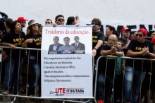 Servidores da Educação cobram promessas a Pimentel e podem deflagrar indicativo de greve