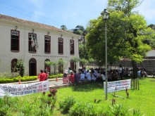 Servidores da Saúde e da Assistência Social reivindicam em frente à prefeitura de Ouro Preto