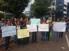 Servidores protestam por reajuste salarial em frente a Prefeitura de Itabirito