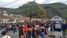 Servidores reivindicam melhorias para categoria com passeata e ato público em Ouro Preto