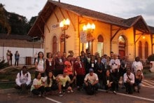 Sob a luz da lua e das estrelas, participantes do Caminhadas na Natureza vão de Itabirito até São Gonçalo do Bação