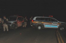 Suspeitos de assaltos capotam carro em perseguição policial