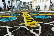 Tapetes de fé pelas ruas de Mariana na Semana Santa 2017