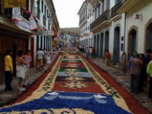 Tapetes de serragem de Ouro Preto enfeitam a França