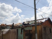 Tempestade de granizo destrói telhados em Rodrigo Silva e deixa desabrigados