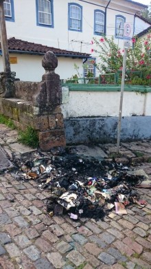 Vandalismo com lixeiras