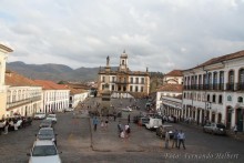 Veículos estacionados dificultam o trânsito no local