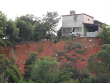 Voçoroca avança e põe moradores em risco