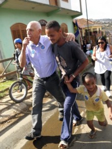 Zé Leandro faz caminhada no bairro São Cristóvão e é bem recebido pela população