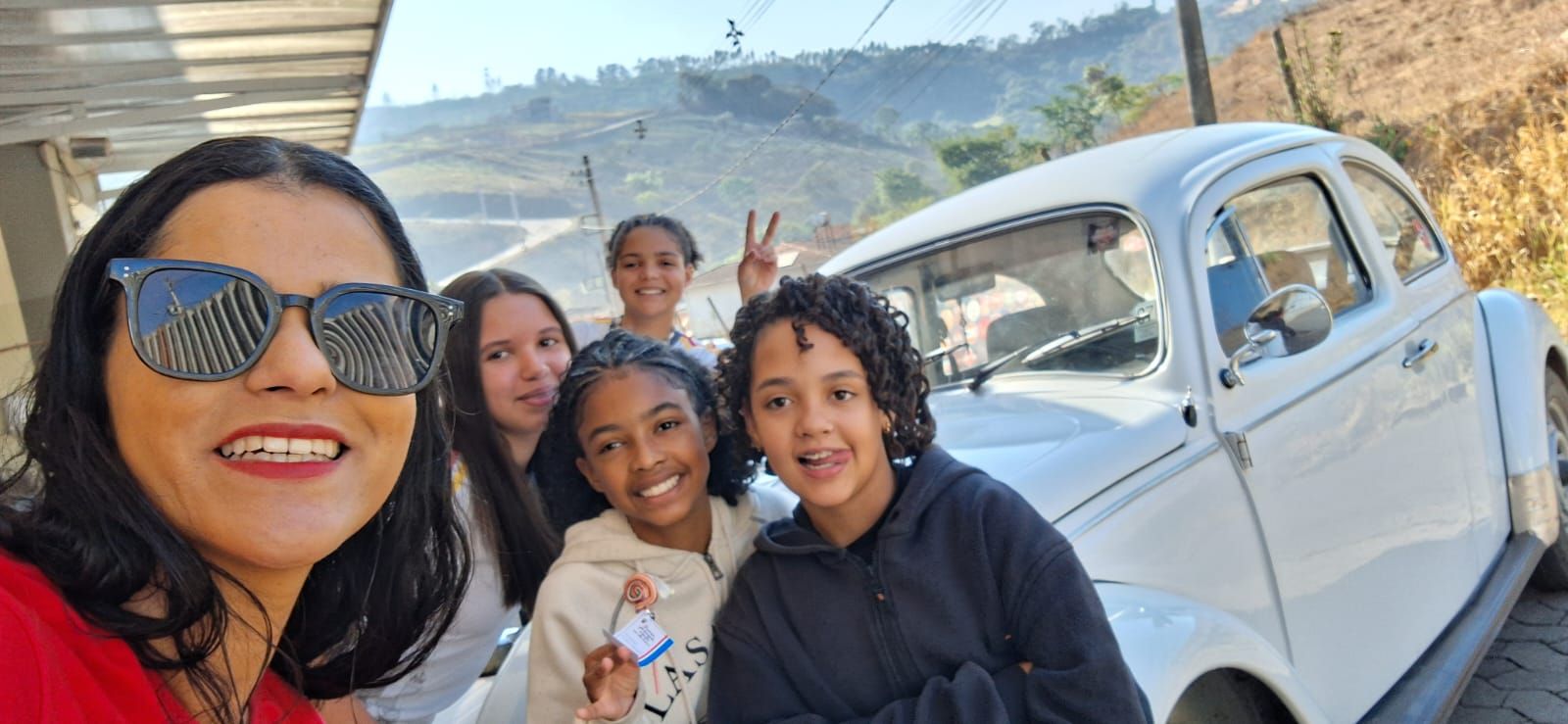 Professoras da Escola Manoel Salvador promovem passeio de Fusca para os alunos com bons resultados no bimestre