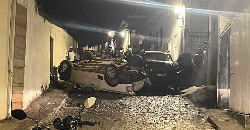 Carro capota em acidente grave no bairro Rosário