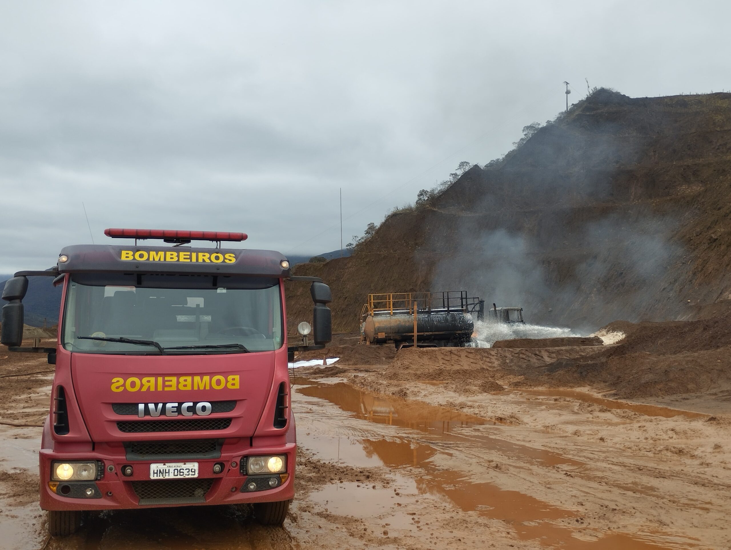 Corpo de Bombeiros de Ouro Preto combate incêndio em caminhão-tanque em mina da Vale