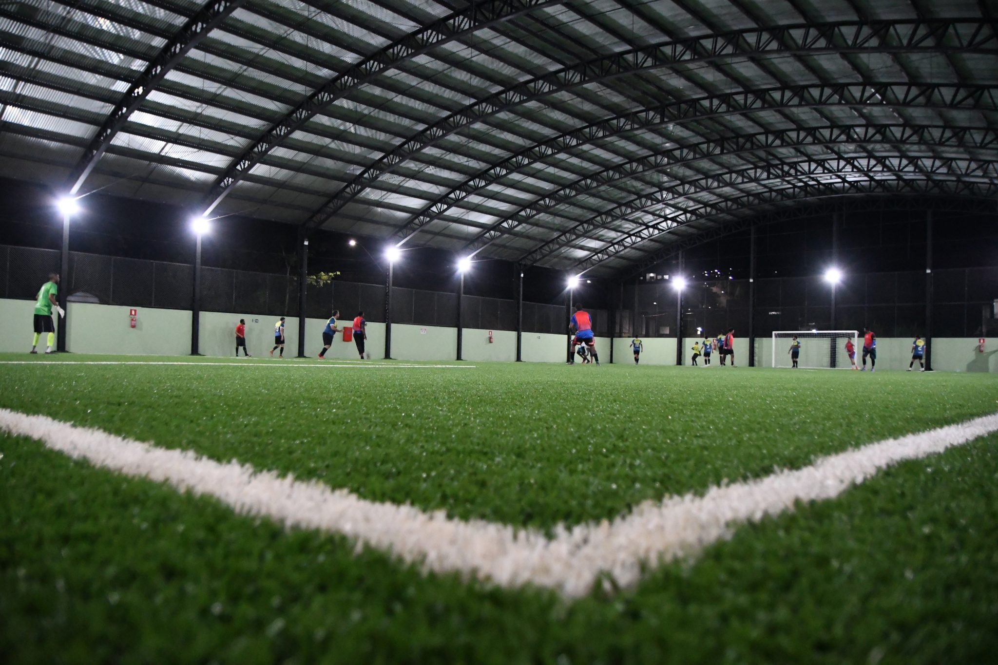 Prefeitura reinaugura campo de futebol society no bairro Padre Eustáquio