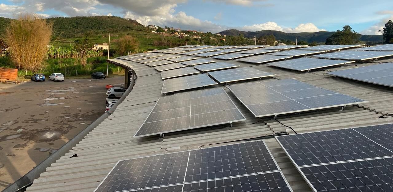 Prefeitura de Ouro Preto instala placas de energia solar no Terminal Rodoviário de Cachoeira do Campo